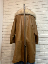 Load image into Gallery viewer, 1970’s Vintage Brown Fox Fur Collared Coat
